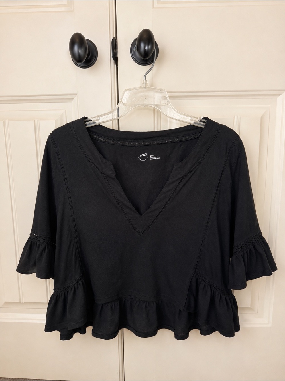 Aerie Flowy Cropped Notch Neck Ruffle Top in classic black, size Medium